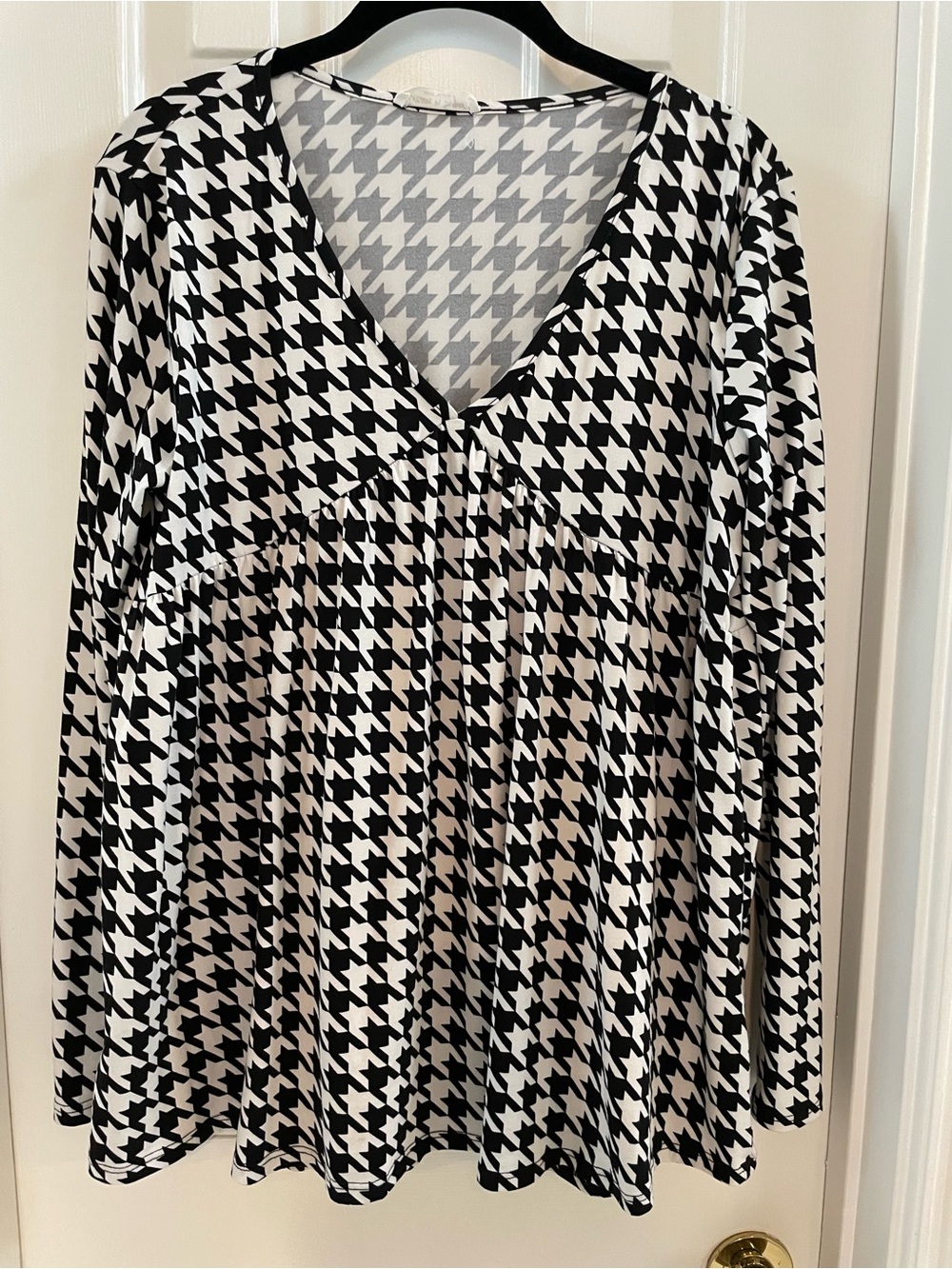 Black and White Houndstooth V-Neck Long Sleeve Top
